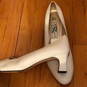 White medium heel shoe